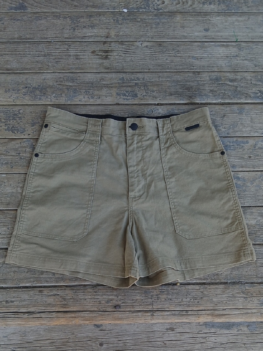 EUC Wrangler All Terrain Gear Khaki Green Shorts Size 10 Avg